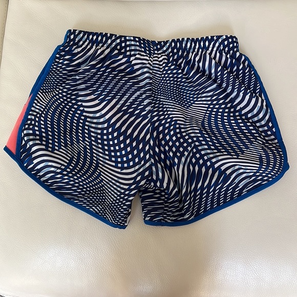 Nike Girl’s athletic running shorts-size L - Picture 2 of 9
